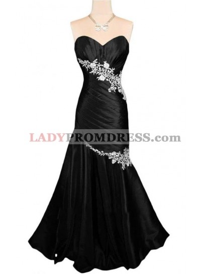 2023 Sheath Sweetheart Strapless Black With White Appliques Lace Up Back Beach Wedding Dresses